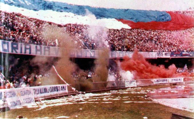 Aficionados del Napoli en las gradas del estadio San Paolo