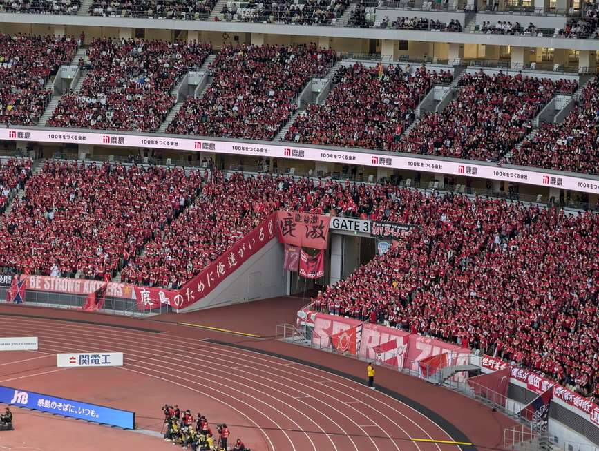 日本国立競技場でプレーするFC東京の選手たち