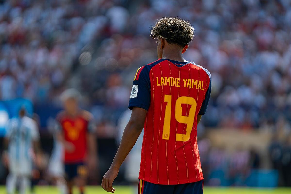 Lamine Yamal en acción con la camiseta del FC Barcelona