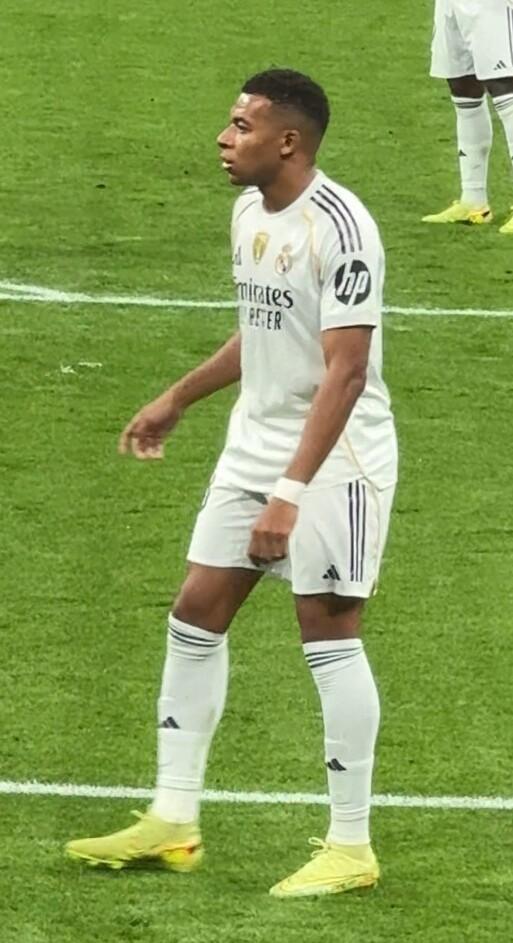 Kylian Mbappé posando en su presentación oficial como jugador del Real Madrid