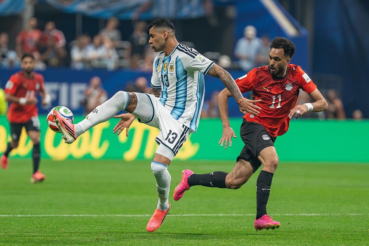 Cristian Romero en acción con Argentina en un partido internacional reciente