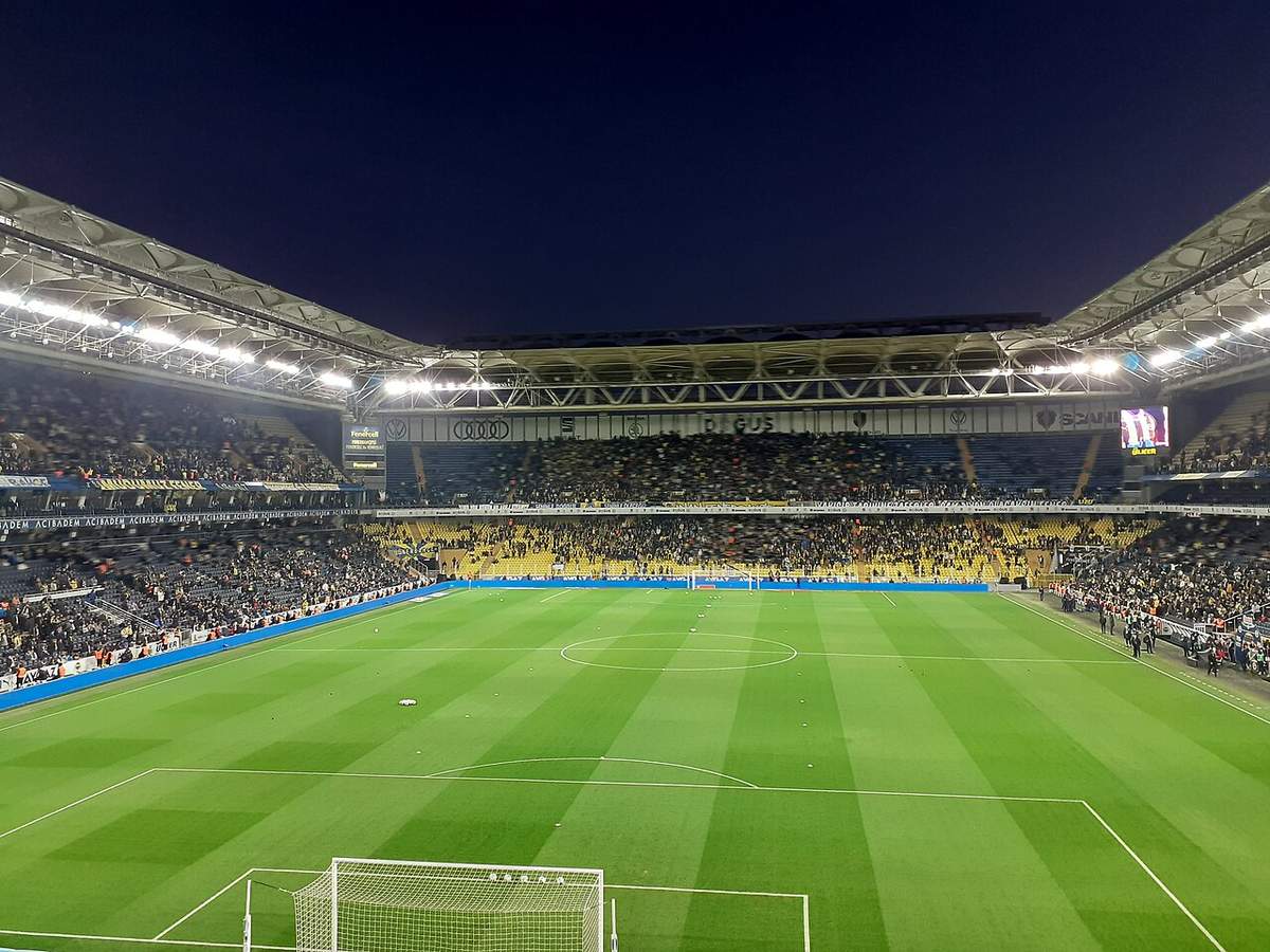 El estadio Şükrü Saracoğlu de Estambul en una noche europea
