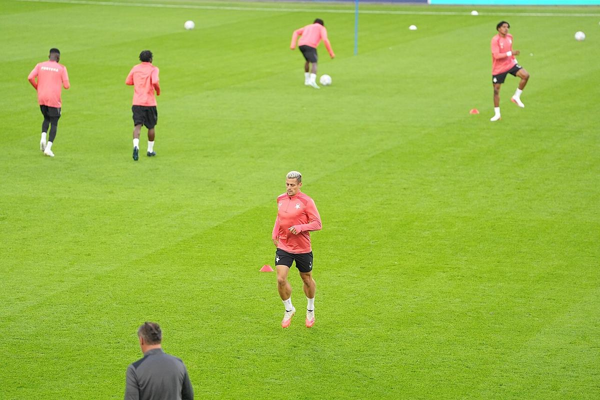 Jugadores del Slavia Praga disputando un balón en un partido europeo