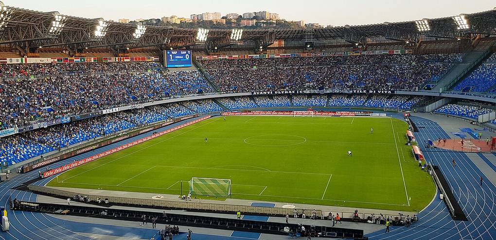 El estadio Diego Armando Maradona en una noche de fútbol europeo
