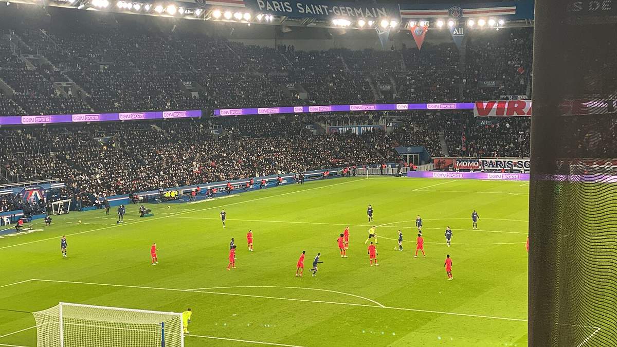 Aficionados en el Parque de los Príncipes antes del duelo entre PSG y Barcelona