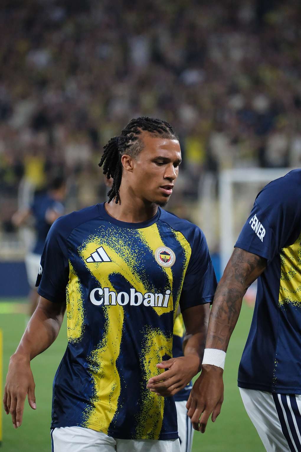 Nathan Aké con la camiseta del Fenerbahçe en un partido de 2026