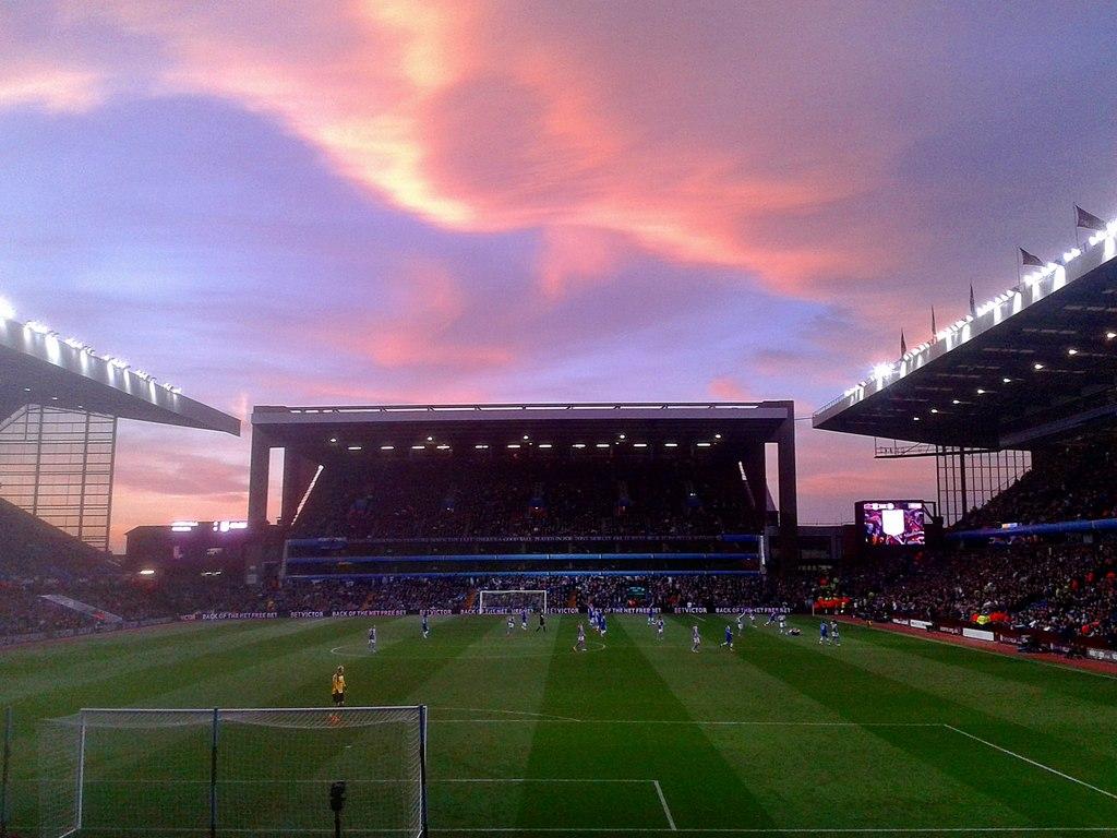 Atardecer sobre Villa Park, sede del partido de esta noche