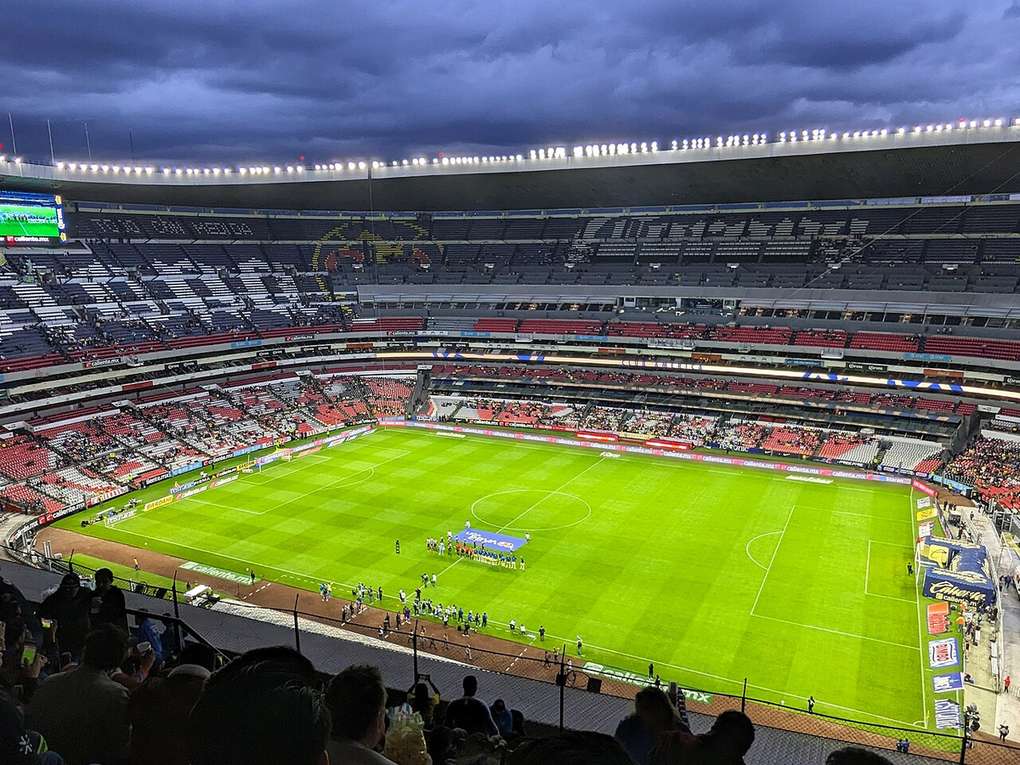 Jugadores del América disputando un balón durante un partido de la Liga MX