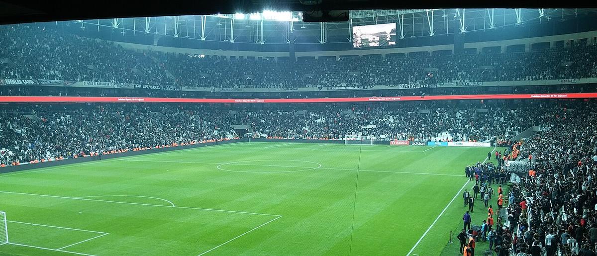 Jugadores del Beşiktaş disputando un partido en el Tüpraş Stadyumu de Estambul
