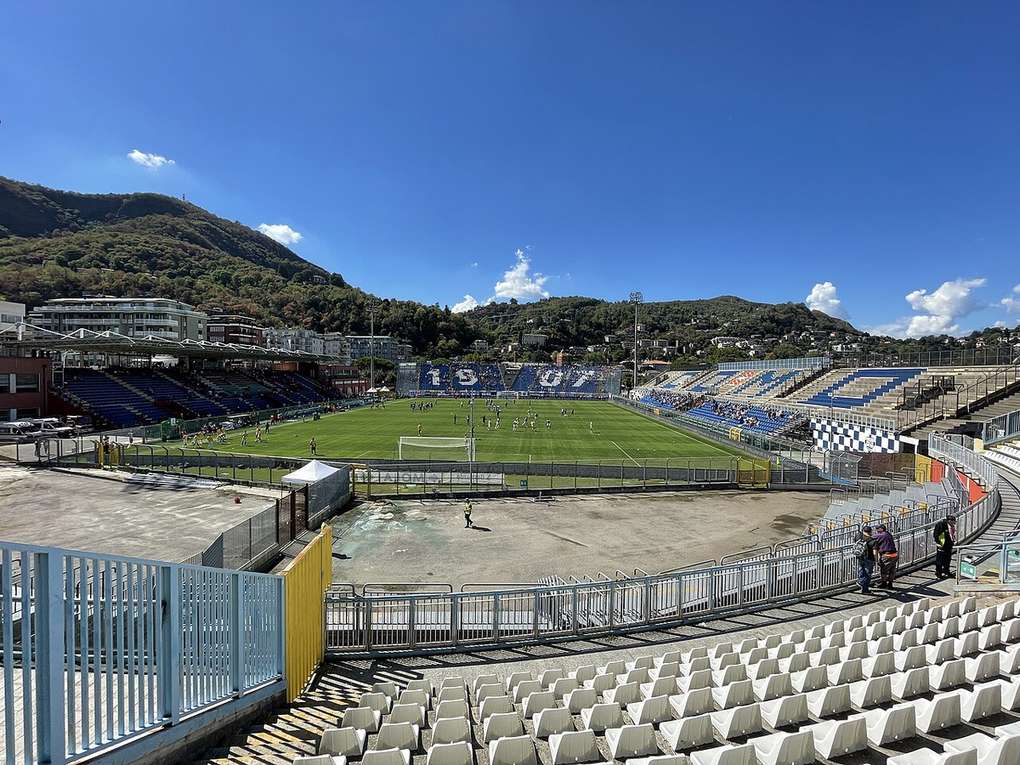 Interior del Stadio Giuseppe Sinigaglia de Como durante un partido