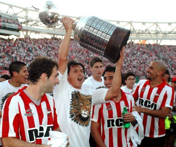 Aficionados celebrando con banderas la obtención de la Copa Libertadores, el torneo que suma nuevos socios de transmisión en Brasil