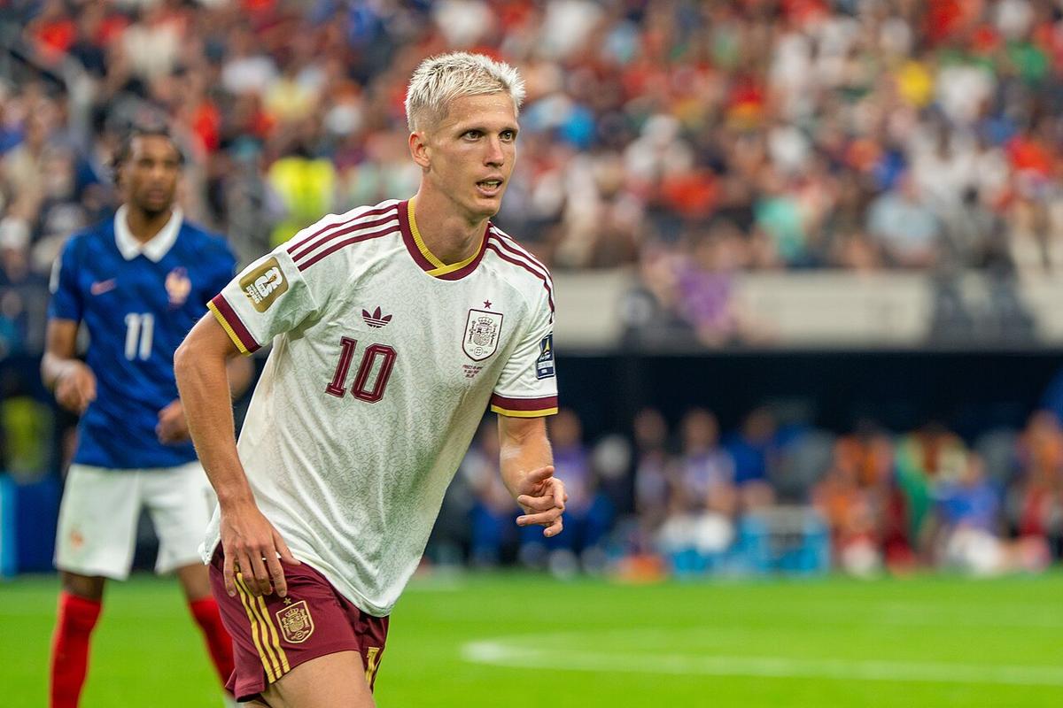 Dani Olmo con la camiseta de España durante un partido internacional