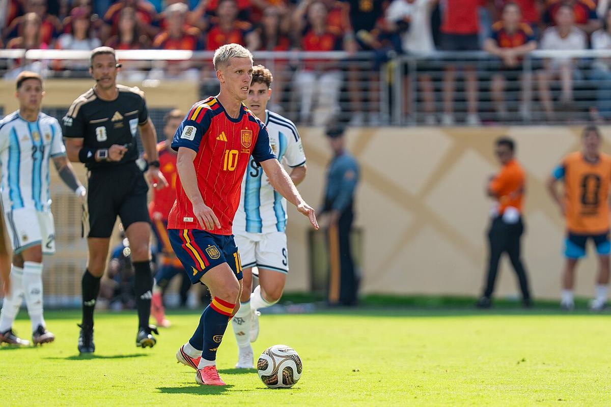 Dani Olmo con la camiseta de la selección de España durante un partido internacional