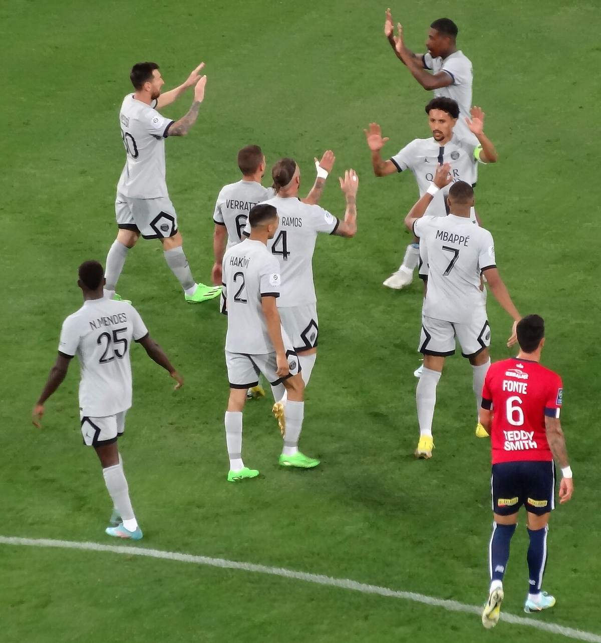 Marquinhos, capitán del Paris Saint-Germain, con la camiseta del club parisino