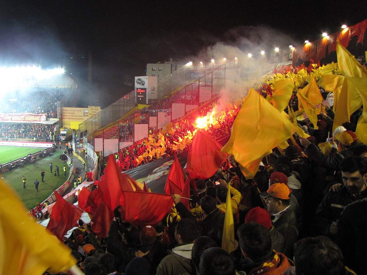 El Galatasaray disputando un balón durante un partido europeo