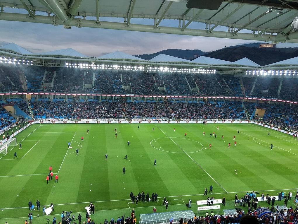 Estadio del Trabzonspor en Turquía durante un partido de la Süper Lig