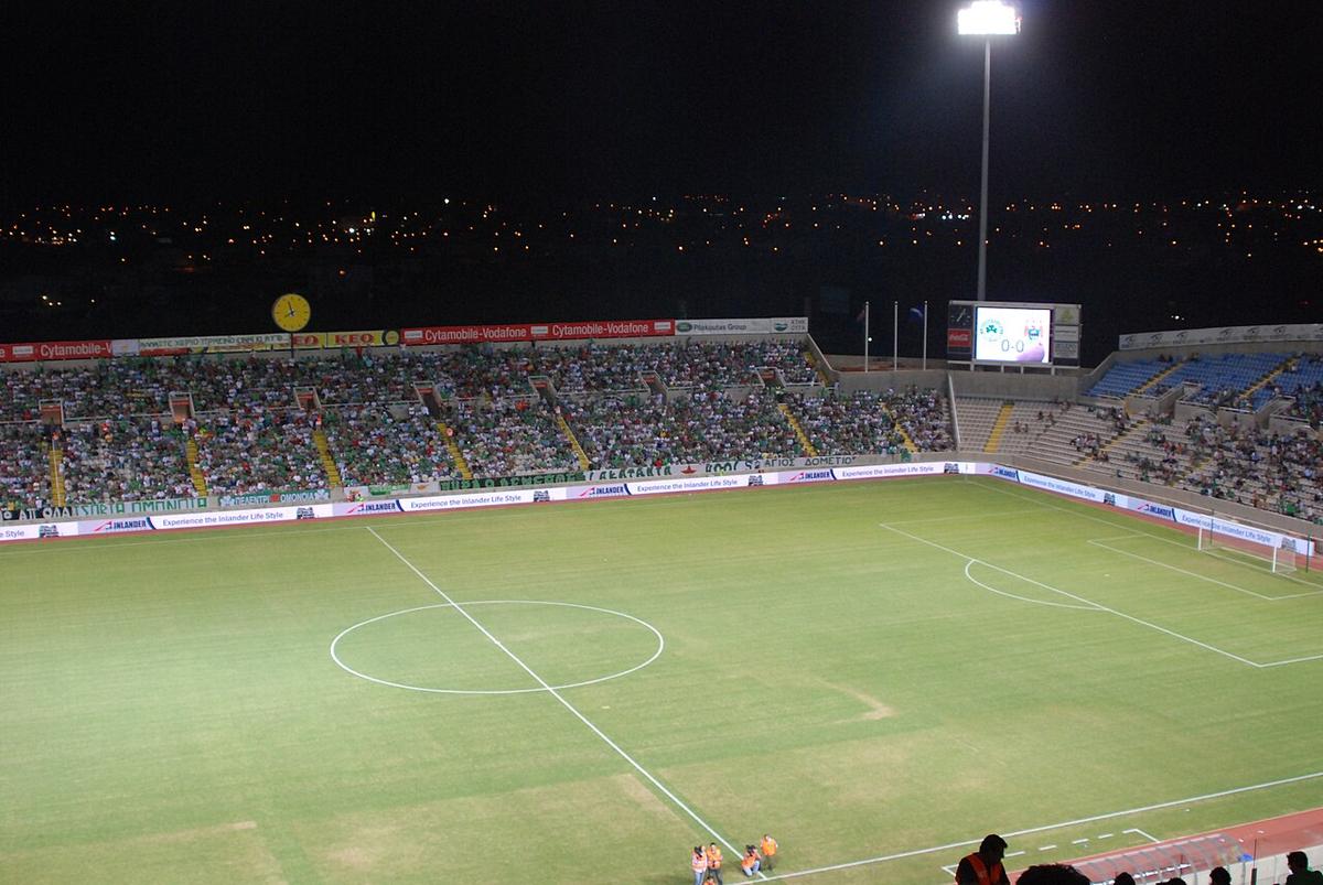Partido nocturno en el GSP Stadium de Nicosia