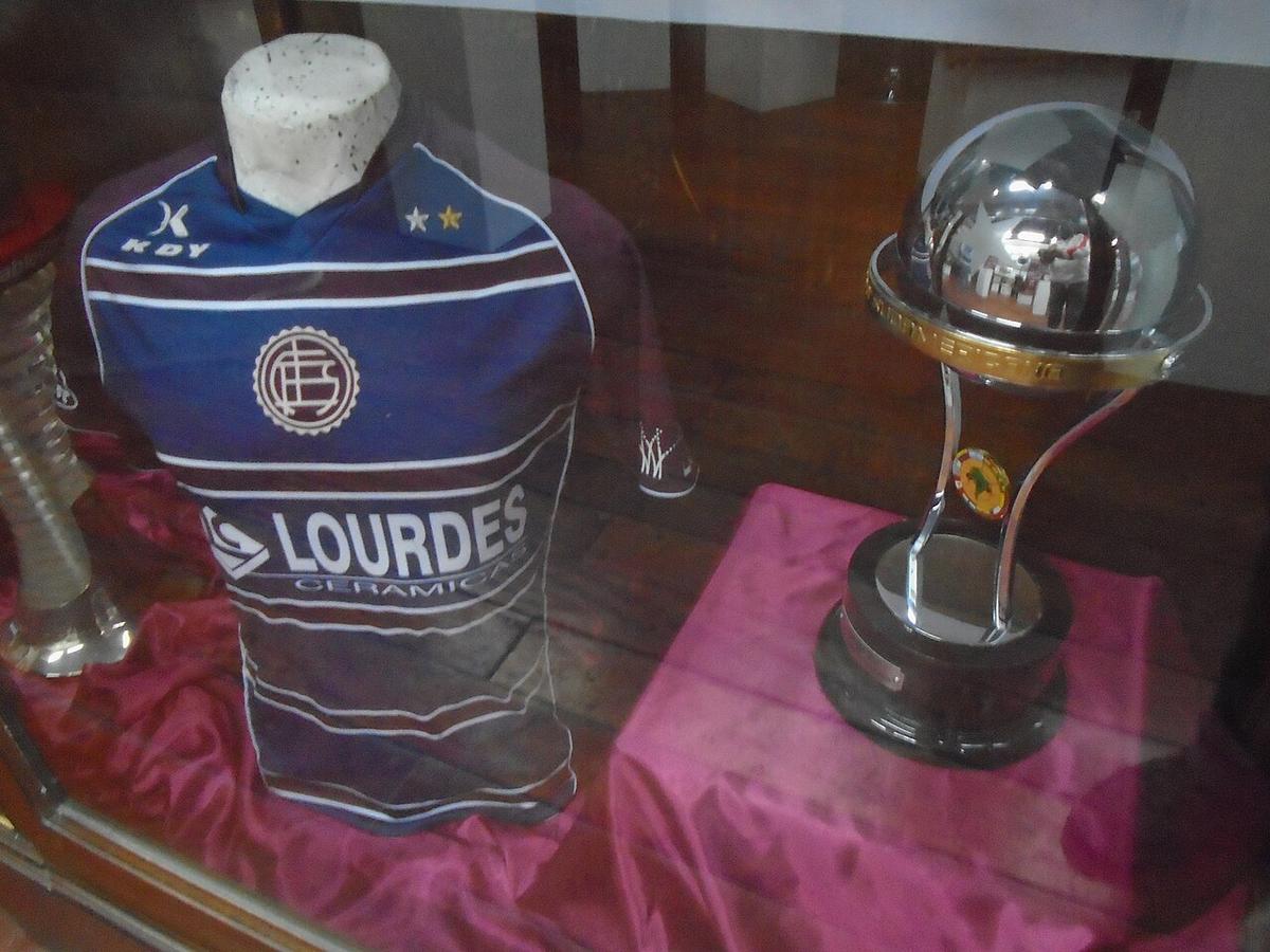 El trofeo de la Copa Sudamericana, expuesto en un museo