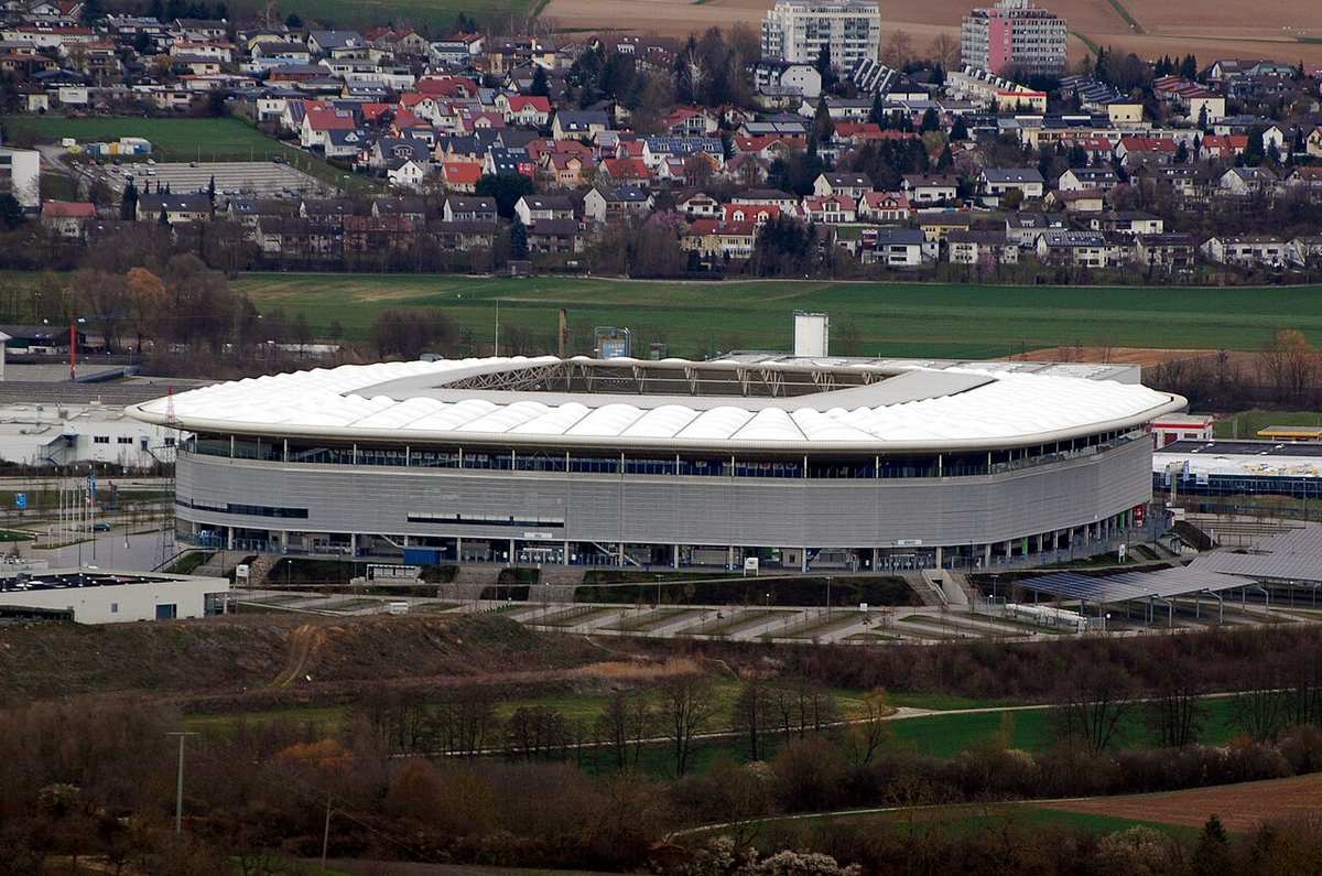 Vista del Rhein-Neckar-Arena de Sinsheim desde el exterior, con el campo iluminado