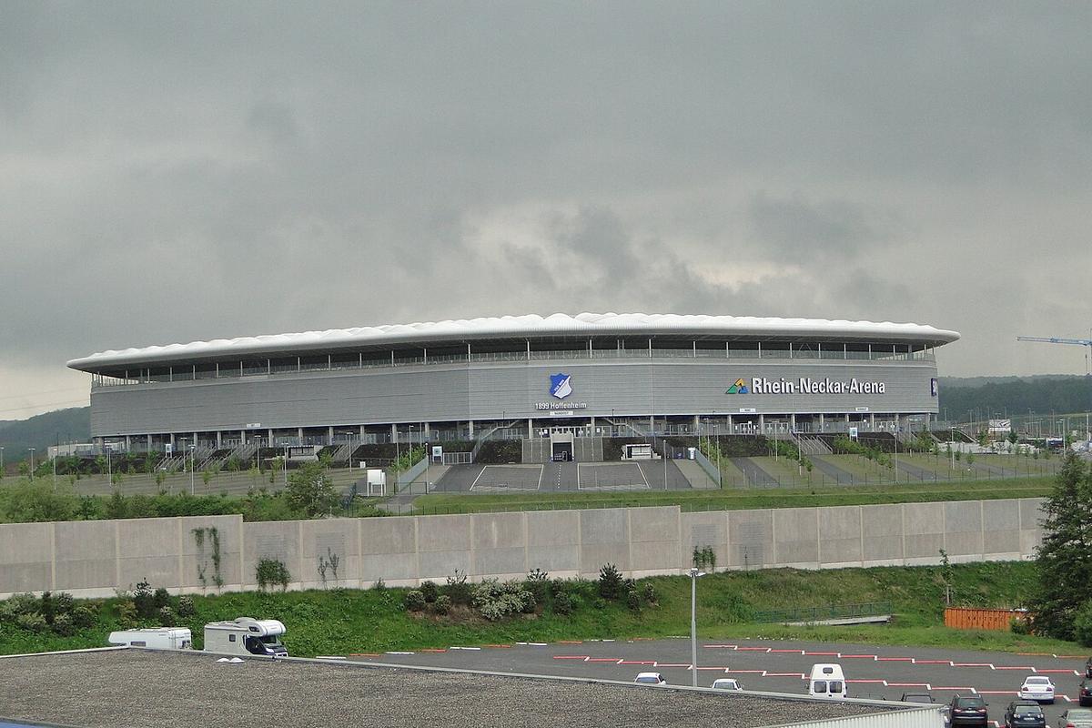 Vista panorámica del Rhein-Neckar-Arena de Sinsheim durante un partido