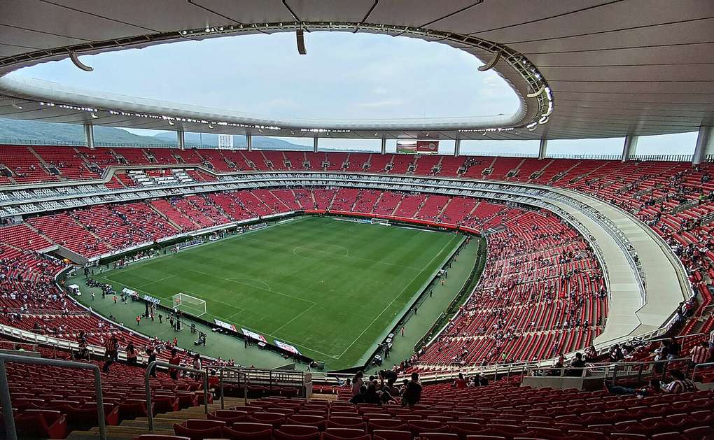 Grada sur del Estadio Akron de Guadalajara durante un partido