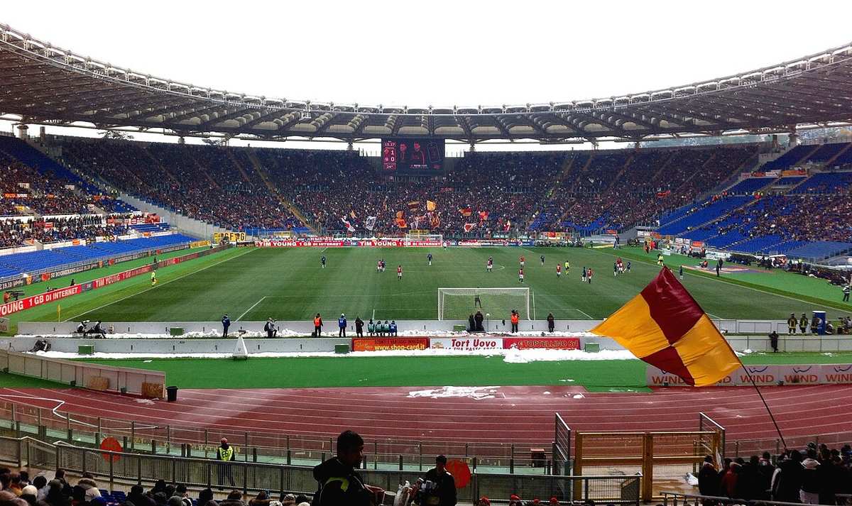 Aficionados de la Roma en el Stadio Olimpico, el estadio donde el equipo ganó 4-0 al Slovan Bratislava en la noche en que se lesionó Pellegrini