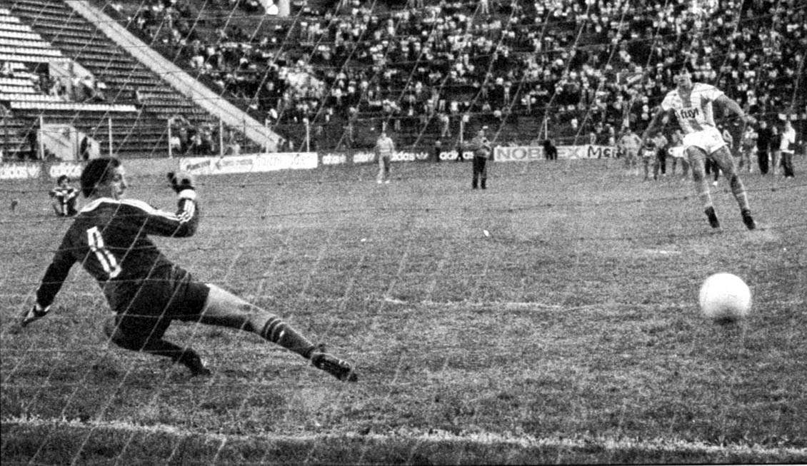 Un partido del ascenso argentino en 1988, la tradición de las definiciones entre categorías que la AFA recupera desde 2027