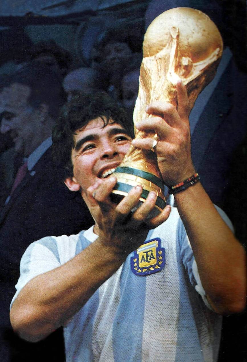 Diego Maradona con la Copa del Mundo en el estadio Azteca, en México 1986