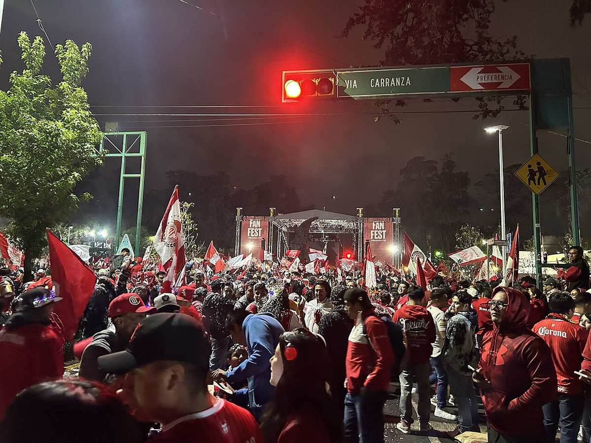Aficionados del Toluca en la final del Clausura 2025, el club mexicano que jugará el Derbi de las Américas