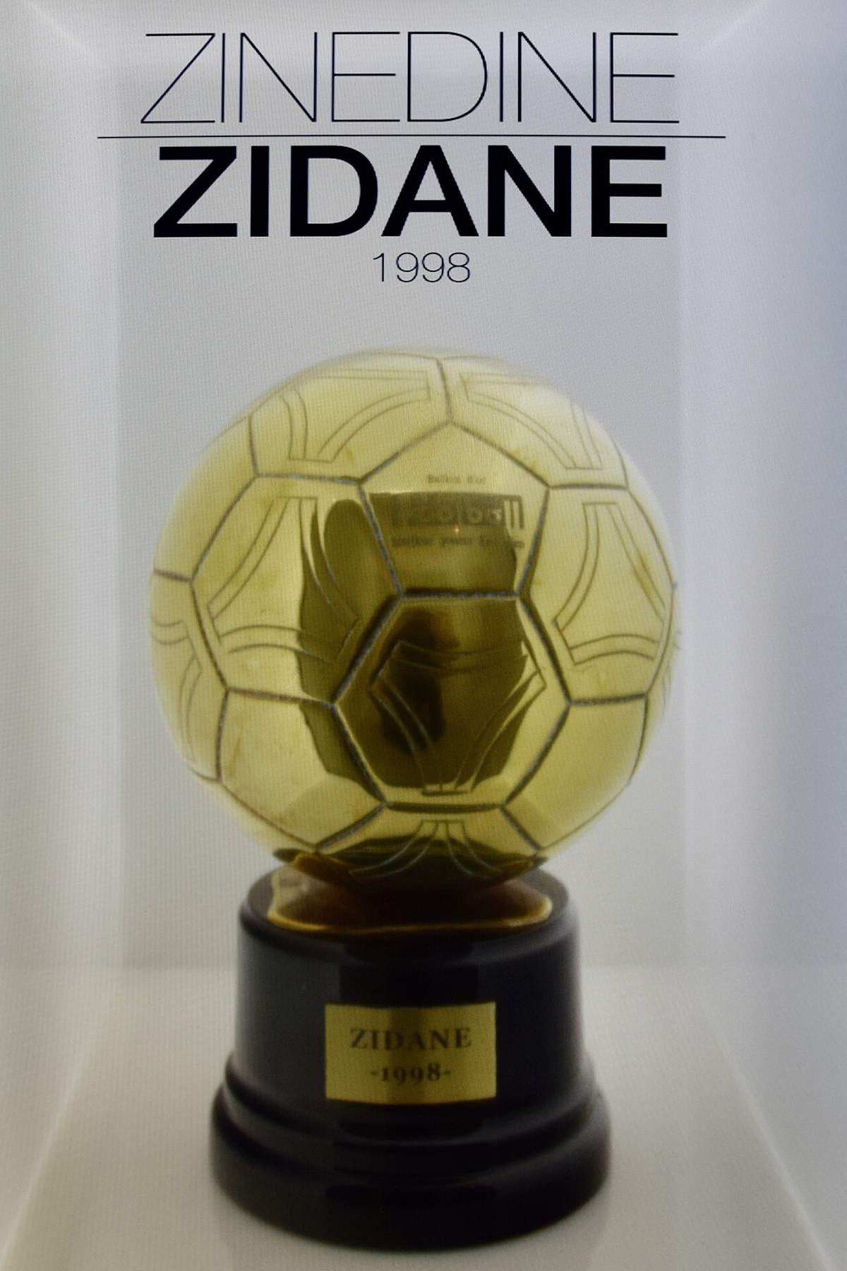 Trofeo del Balón de Oro de Zinedine Zidane de 1998, expuesto en el museo del Real Madrid en el Santiago Bernabéu