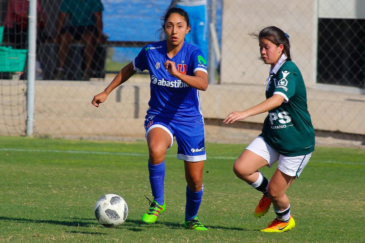 Una jugadora de Universidad de Chile en acción, en un partido del fútbol femenino chileno