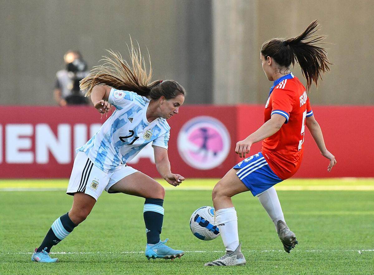 Jugadoras de fútbol femenino disputando un partido juvenil internacional, en una imagen de archivo de la selección argentina