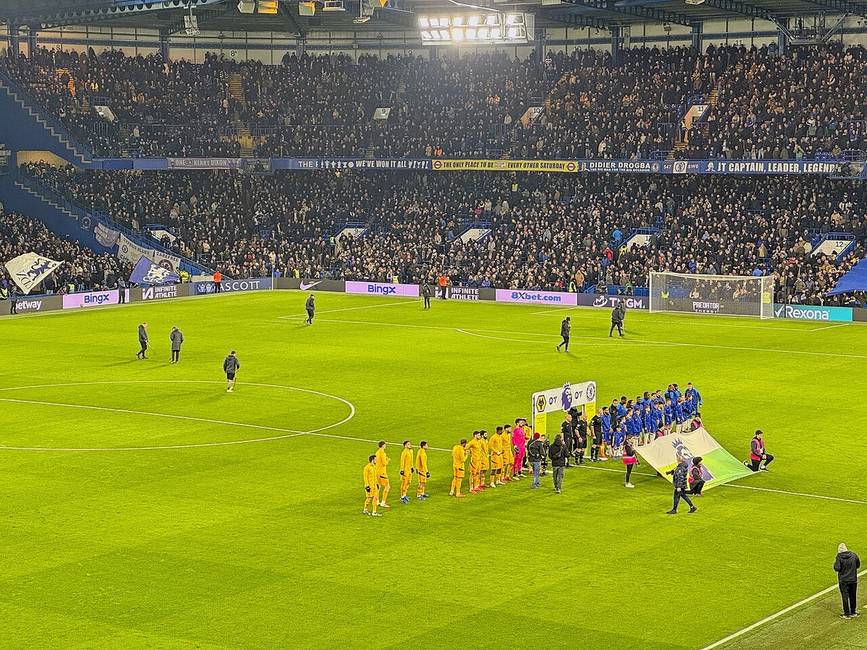 El Chelsea y el Wolverhampton formando antes de un partido en enero de 2025, imagen de archivo de Wikimedia Commons