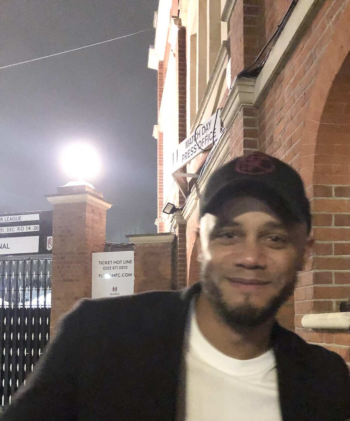 Vincent Kompany, entrenador del Bayern Múnich, que seguirá hospitalizado y de baja semanas tras desplomarse el viernes