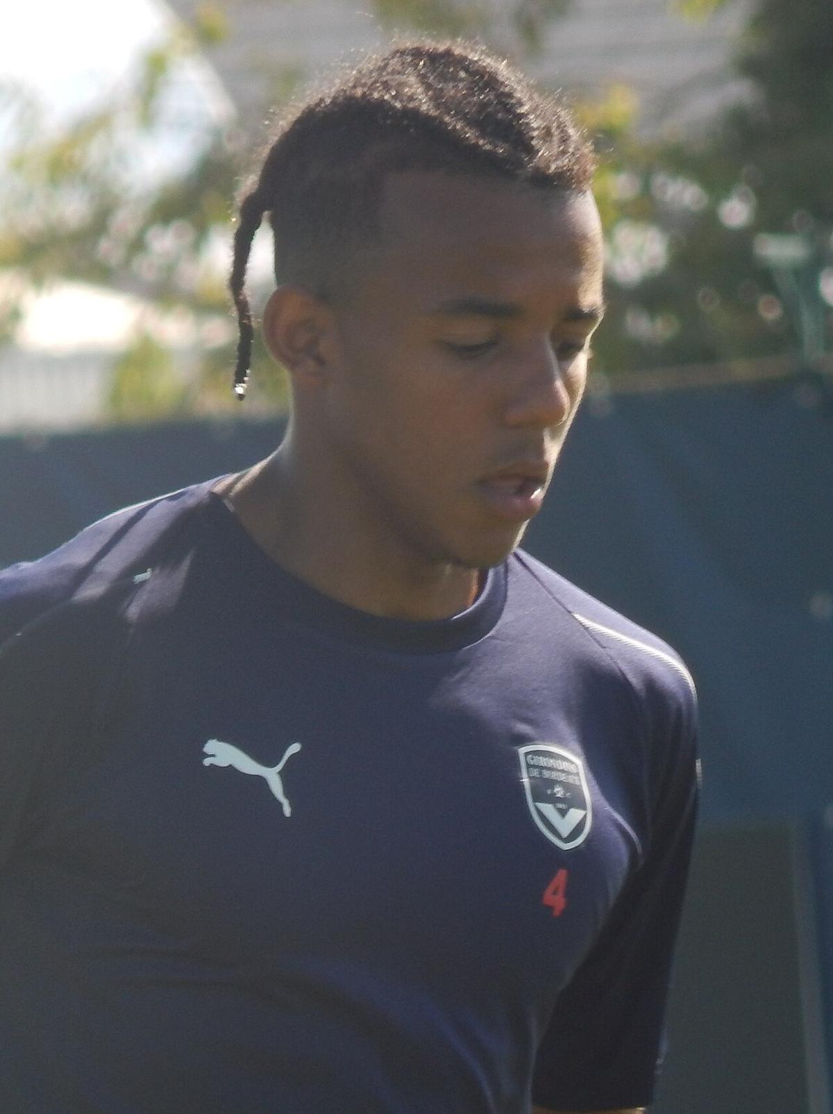 Jules Koundé, defensa del FC Barcelona, confirmado como baja para el Clásico ante el Real Madrid