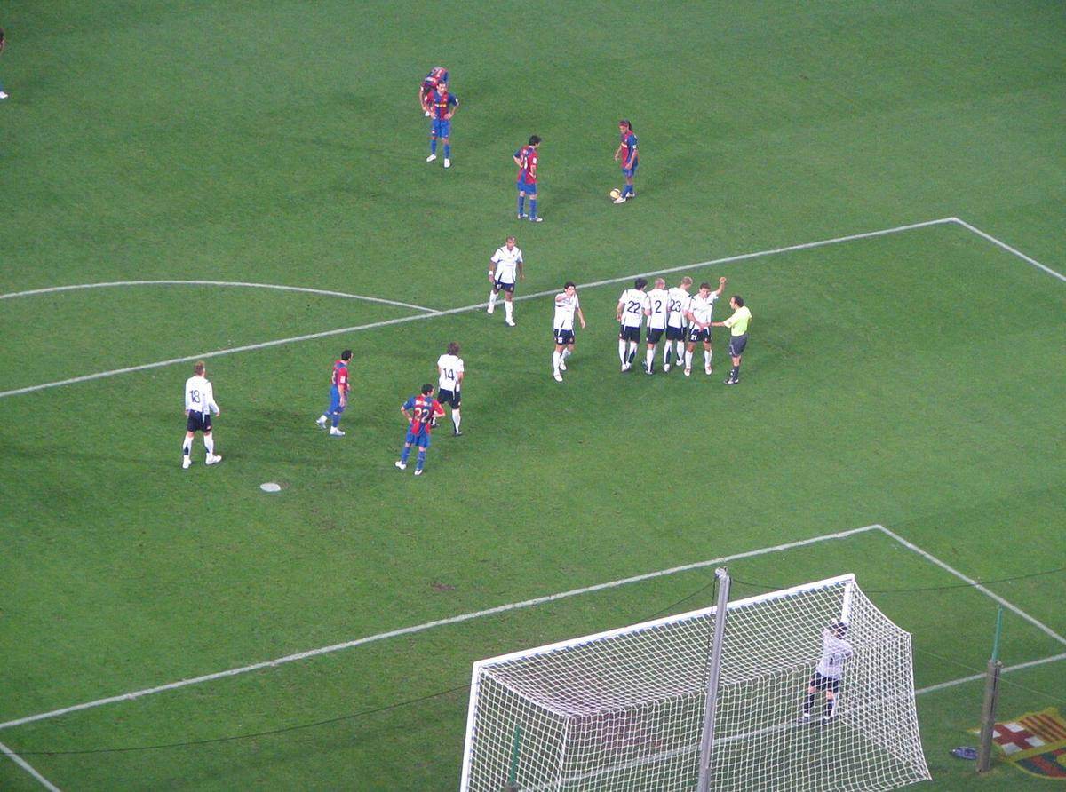 Ronaldinho ejecutando un tiro libre con el Barcelona, en su etapa más recordada en Europa