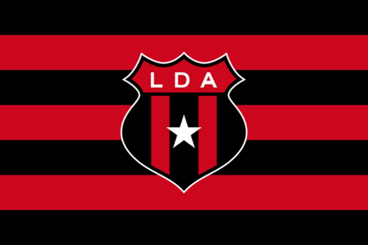 Bandera de Liga Deportiva Alajuelense, con los colores rojo y negro del club, en una foto de archivo