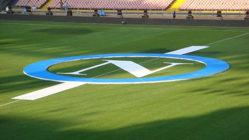 El escudo del SSC Napoli sobre el césped del estadio San Paolo