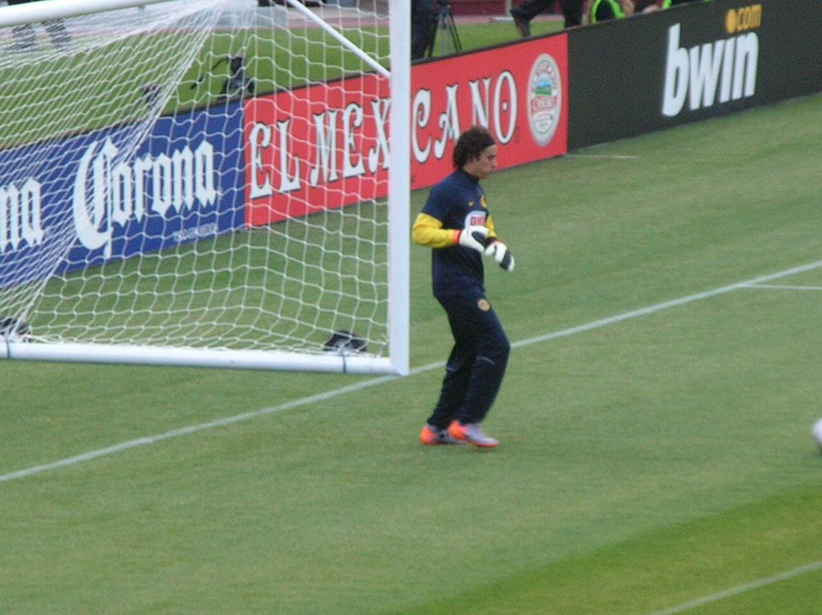 Guillermo Ochoa con el América en un partido amistoso ante el Real Madrid en 2010