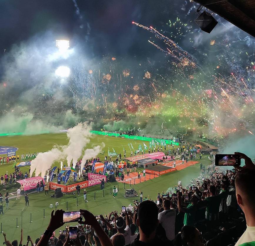 Aficionados de Atlético Nacional en un recibimiento al equipo en Medellín