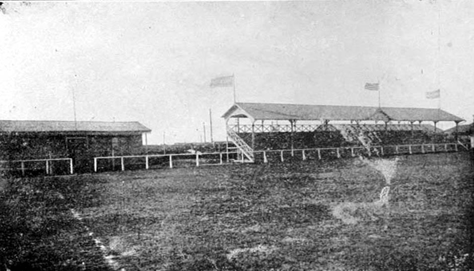 Fotografía histórica del estadio de Barracas Central en 1922, en blanco y negro, con la tribuna de la época