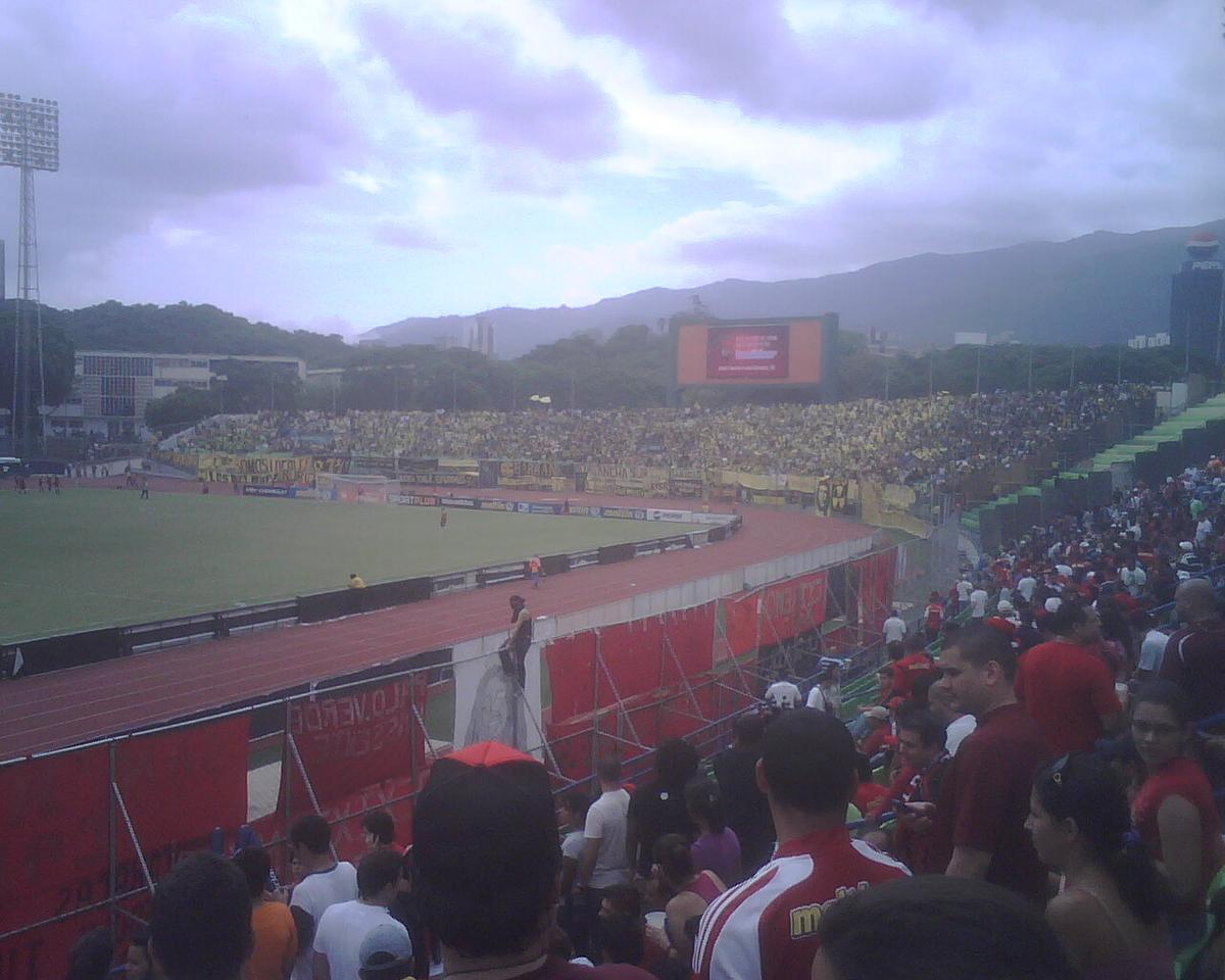 Foto de archivo de una final entre Caracas FC y Deportivo Táchira en 2010, con jugadores en acción sobre el césped
