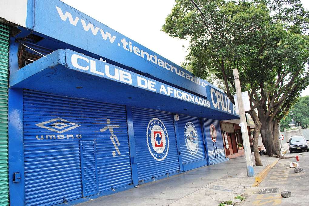 Aficionados de Cruz Azul en un estadio de fútbol en México