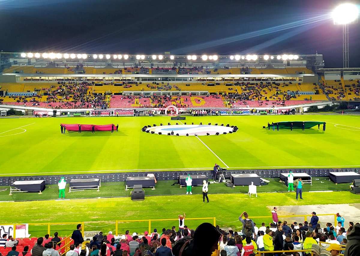 Panorámica del estadio El Campín de Bogotá durante un partido nocturno