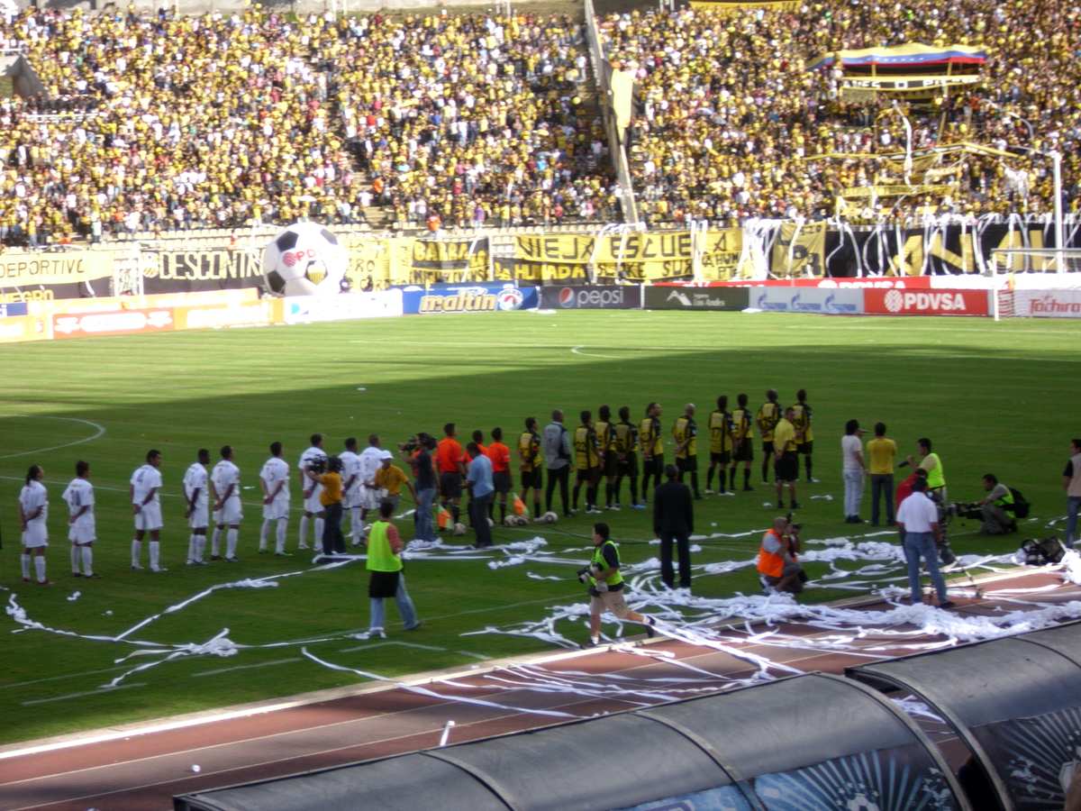 Futbolistas del Deportivo Táchira en un partido, con la camiseta aurinegra, en una foto de archivo