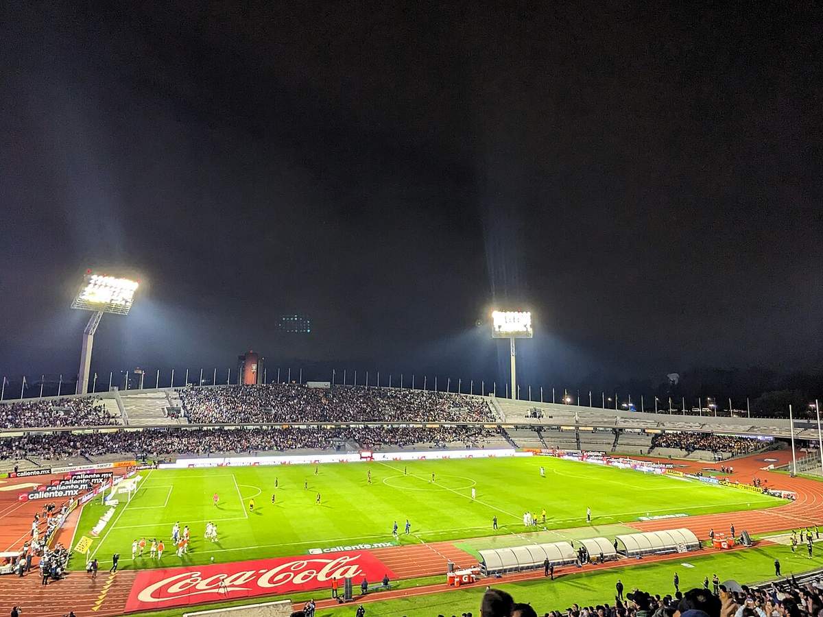 Tigres en acción ante Pumas, en un partido de Liga MX
