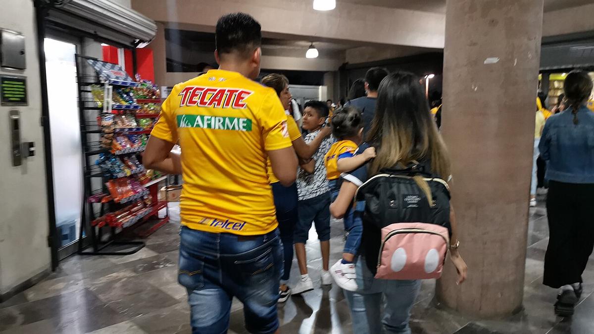Aficionados de Tigres rumbo al estadio, en Monterrey