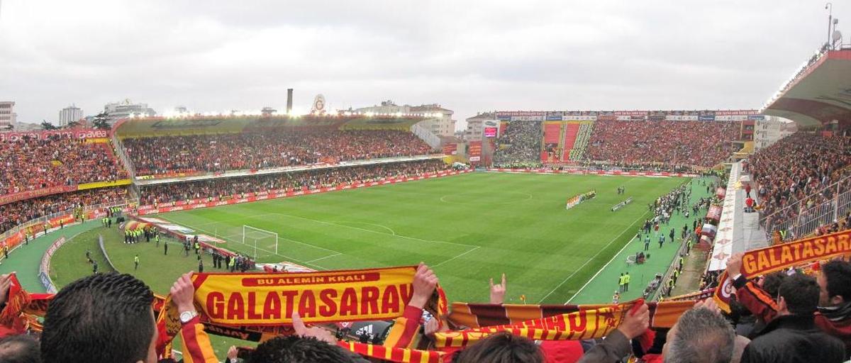 Imagen histórica de un derbi entre el Galatasaray y el Fenerbahçe en Estambul, el clásico intercontinental de Turquía