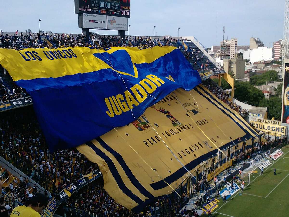 Hinchas argentinos en un estadio, el público que sigue de cerca cada novedad del fútbol argentino