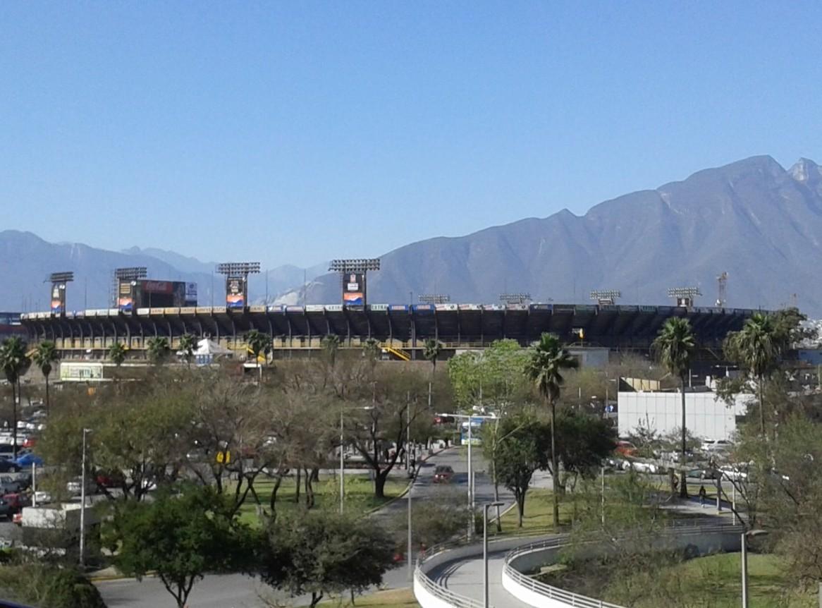Exterior del Estadio Universitario de Monterrey, escenario del Clásico Regio Femenil donde se lesionó Aerial Chavarín